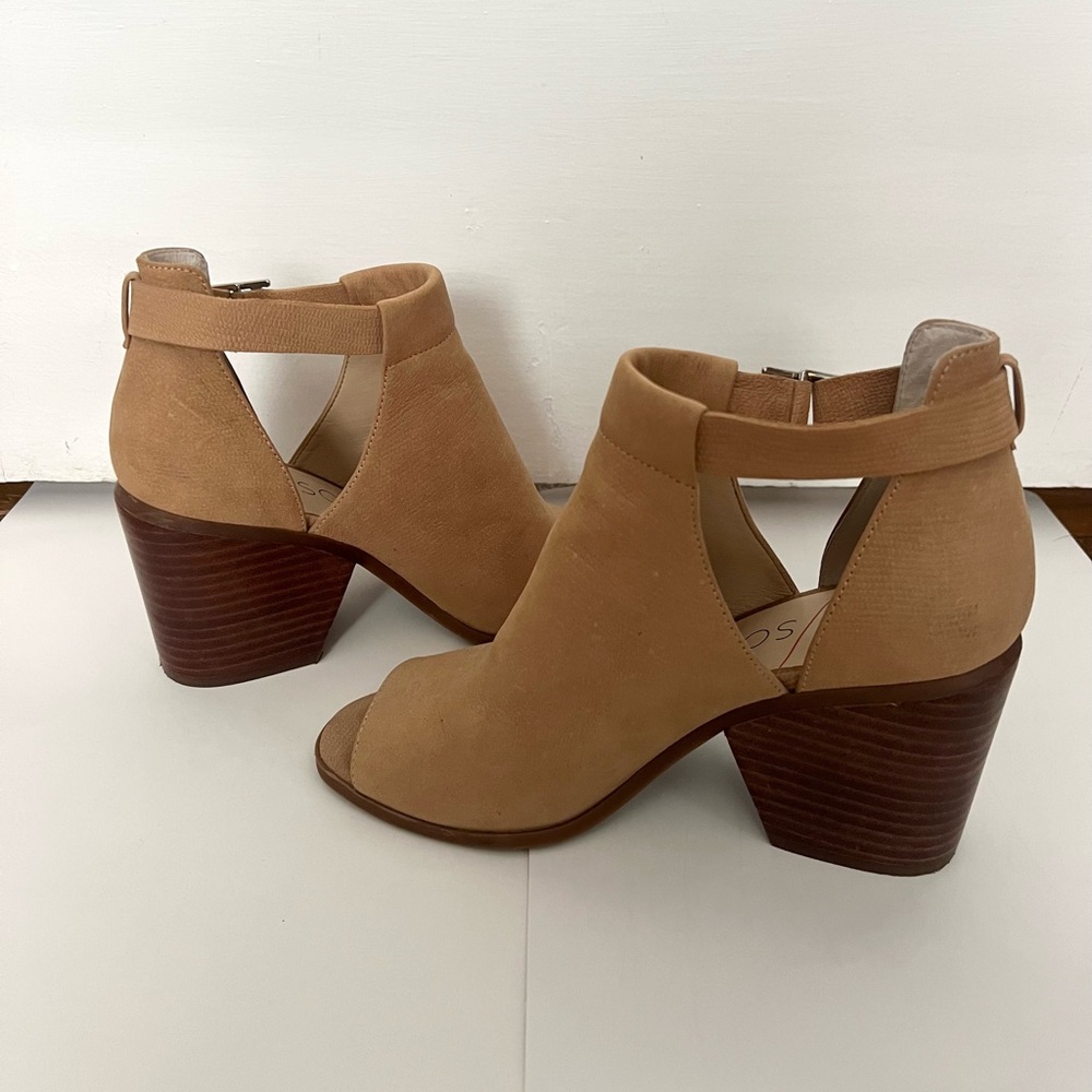 Heels- 7.5 - Picture 3 of 10